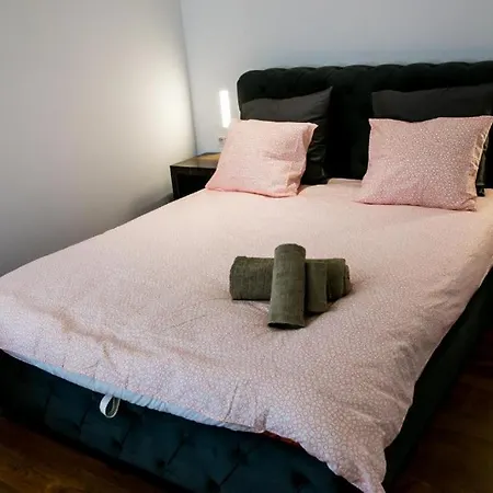 Big 2 Bedrooms Stylish Romana Square Downtown *