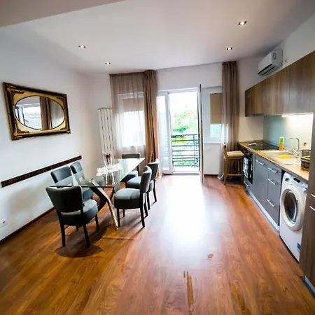 Big 2 Bedrooms Stylish Romana Square Downtown Apartment