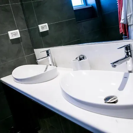 Big 2 Bedrooms Stylish Romana Square Downtown 아파트 *