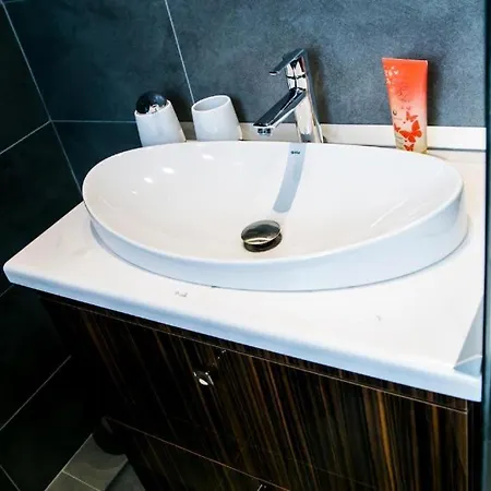 Big 2 Bedrooms Stylish Romana Square Downtown 아파트