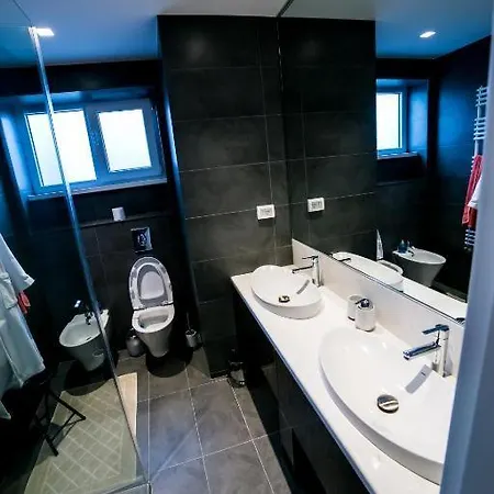 Big 2 Bedrooms Stylish Romana Square Downtown 아파트