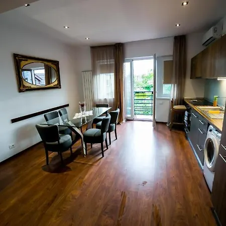 아파트 Big 2 Bedrooms Stylish Romana Square Downtown