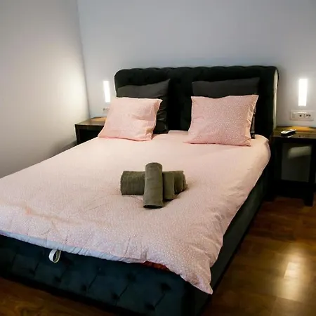 Big 2 Bedrooms Stylish Romana Square Downtown *