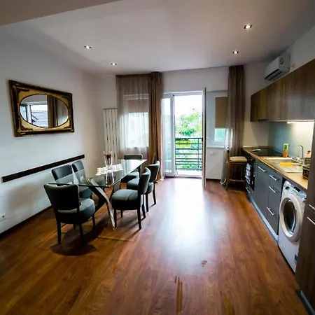Big 2 Bedrooms Stylish Romana Square Downtown 아파트